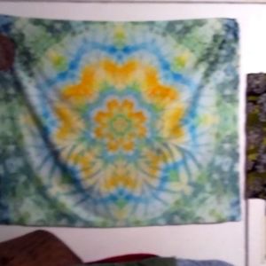 MED TYE-DYED TAPESTRY